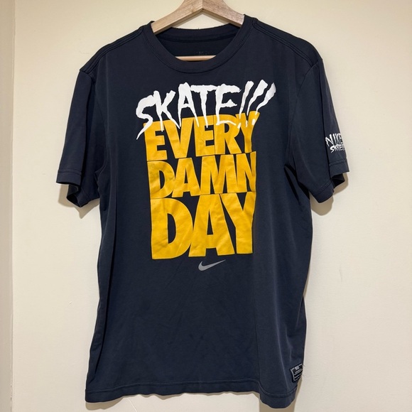 Men’s Nike Skate Every Damn Day Y2K Graphic Dri-Fit Short Sleeve Shirt Size: M - Picture 2 of 16